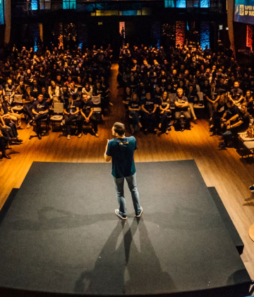 Experiencia transformadora - Actividades y Eventos En una conferencia en una sala de la UNIE, los estudiantes participan en actividades y eventos de la mano de empresas y profesionales.
