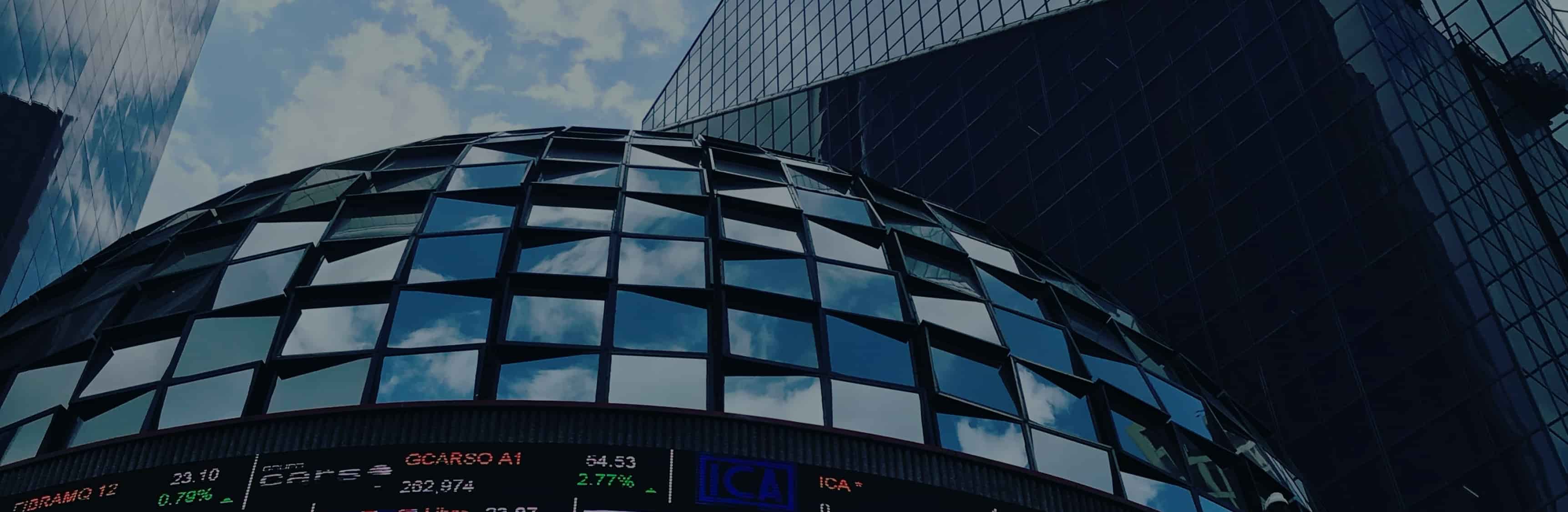 plano picado de un eficio de oficinas con rotulos de la bolsa