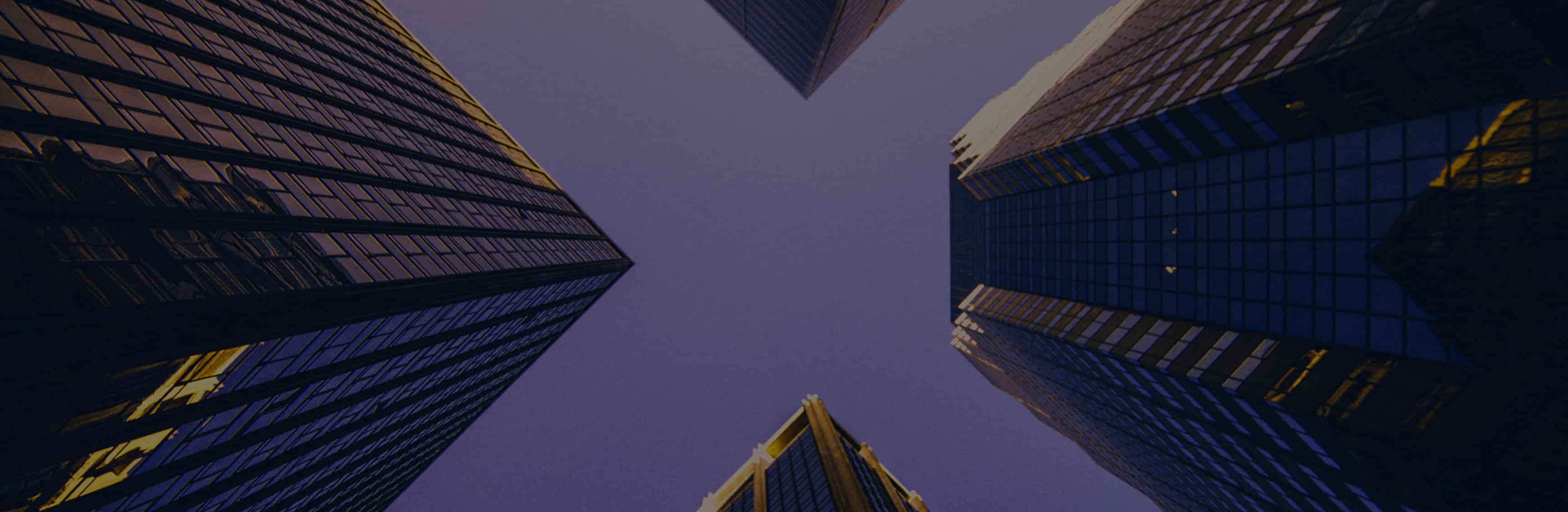 Vista de edifiicios de oficinas desde abajo