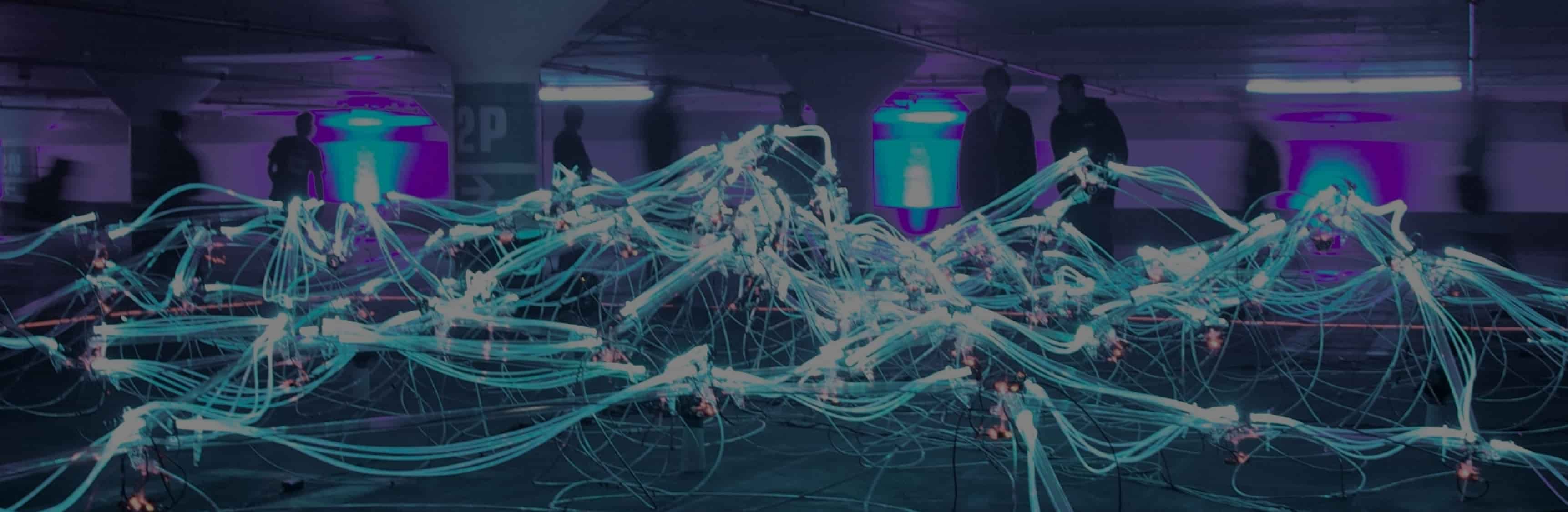 Escultura de luz en un espacio expositivo