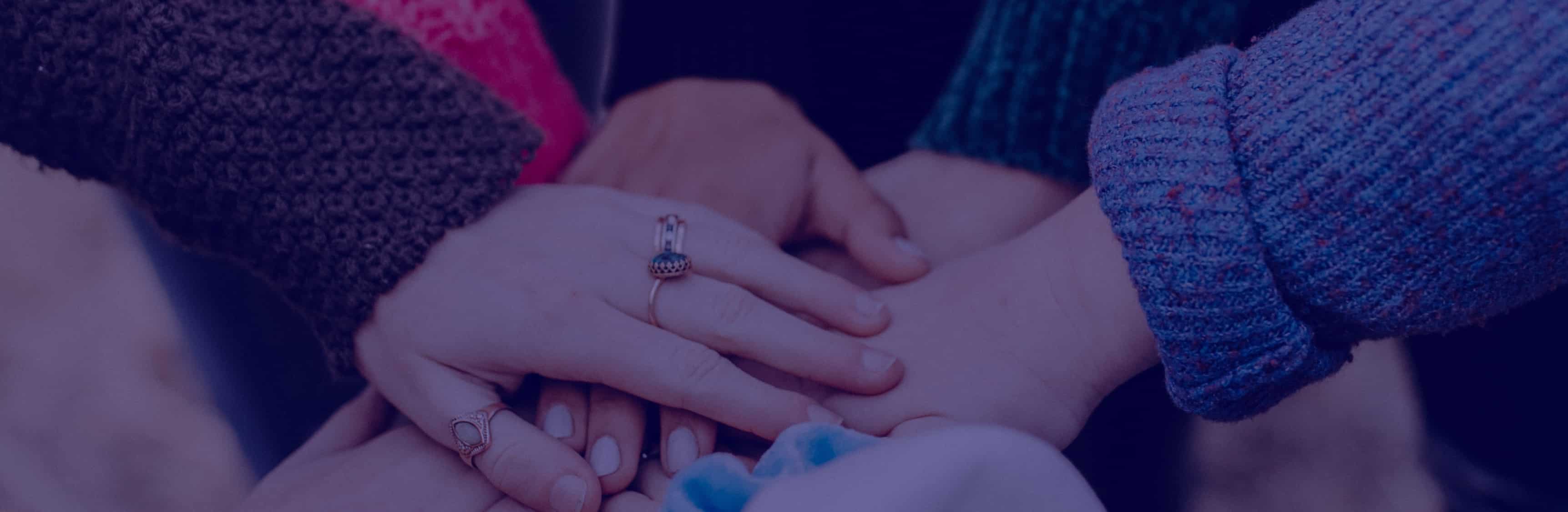 Imagen de manos de estudiantes