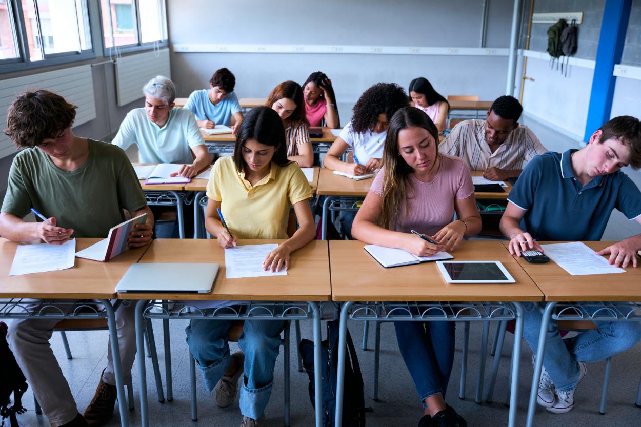 Estudiantes realizando una prueba en clase