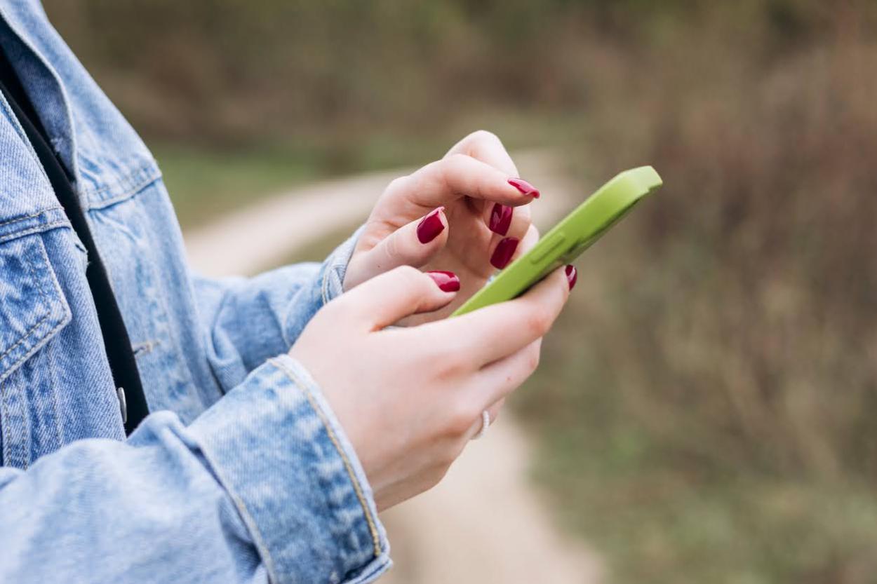 Manos de mujer utilizando un móvil