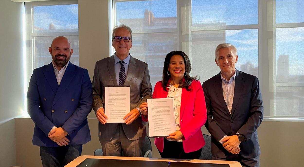 firma convenio women4Cyber