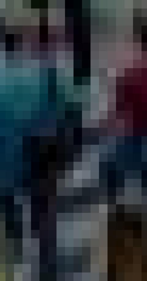 Varios estudiantes subiendo las escaleras