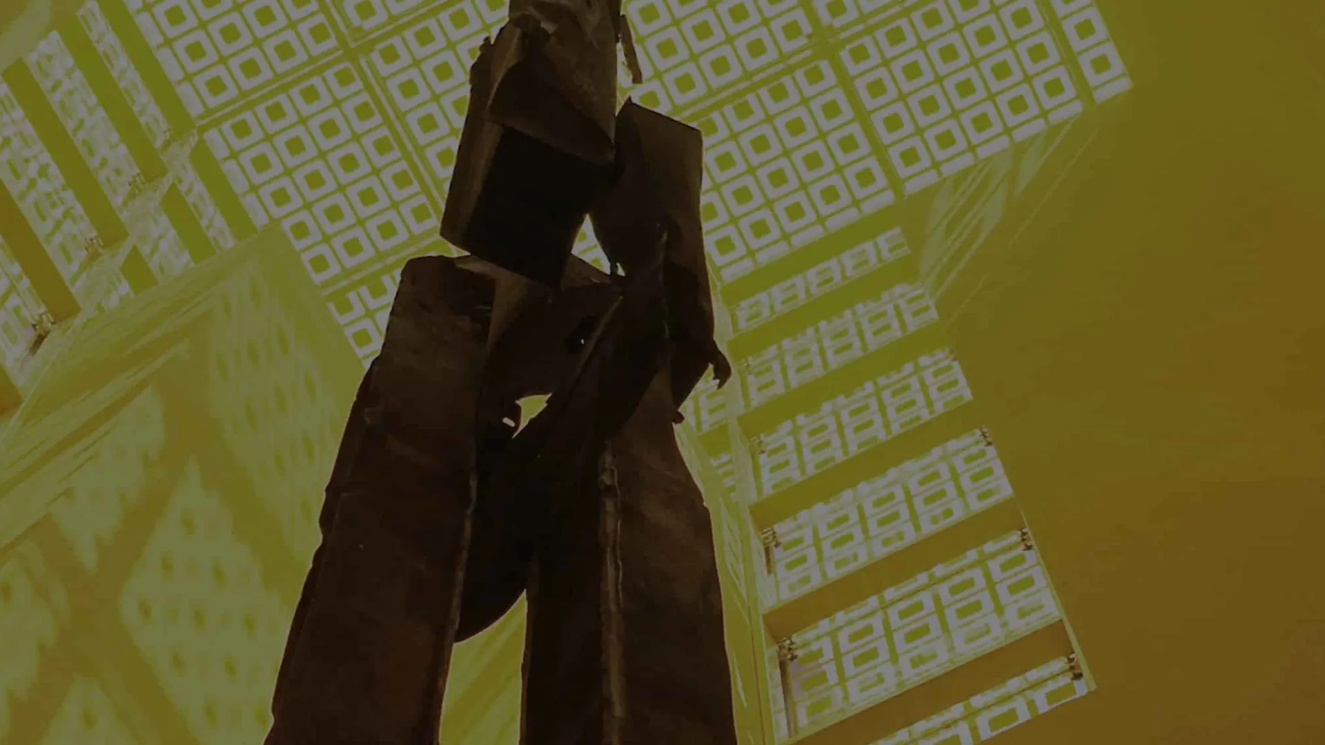 Plano picado de una escultura geométrica