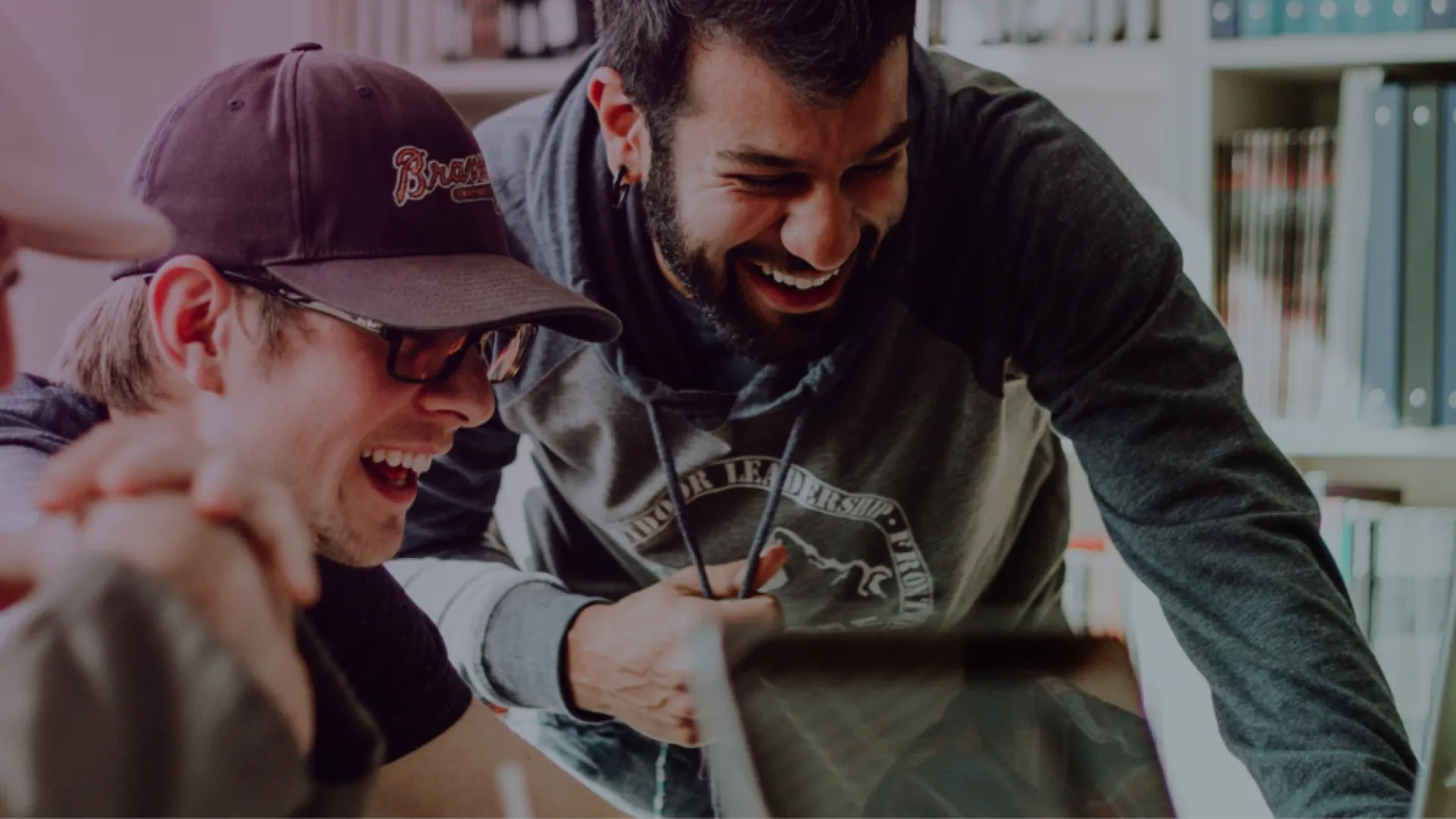 tres estudiantes riendo 