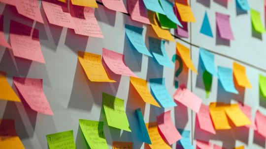 Pizarra con post its de colores