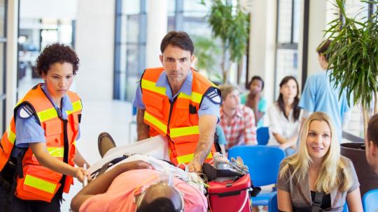 Técnicos sanitarios transportando un enfermo en una camilla