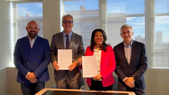 firma convenio women4Cyber