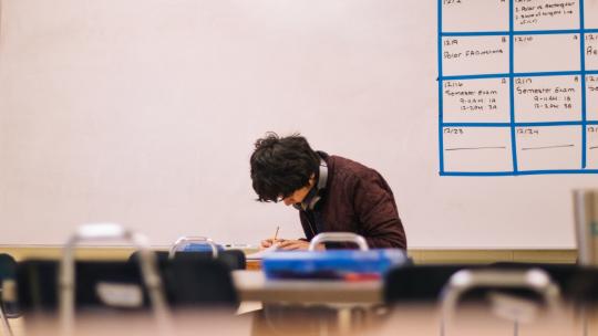 Persona estudiando en un aula.