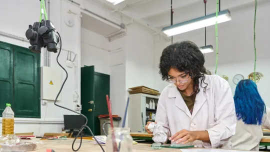 Científica en laboratorio