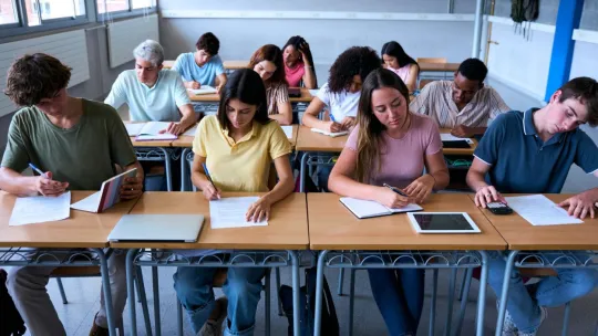 Estudiantes realizando una prueba en clase