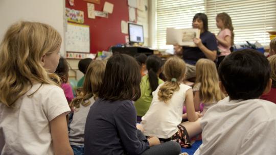 Niños en una clase.