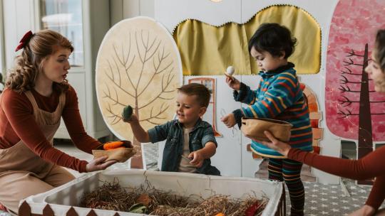 Maestra con niños.