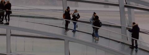 VIsta de personas en la cúpla del parlamento de Alemania
