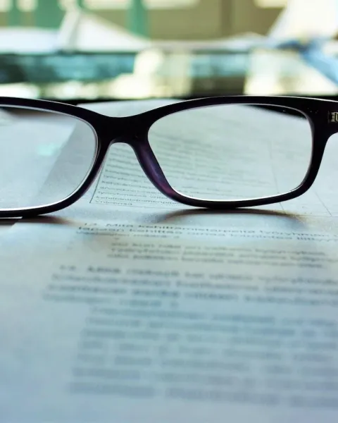 Gafas sobre un folio