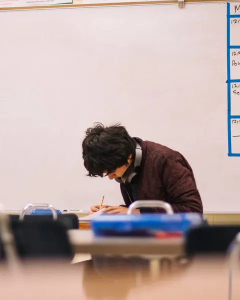 Persona estudiando en un aula.
