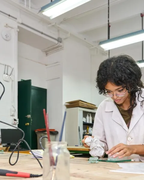 Científica en laboratorio