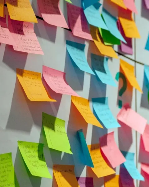Pizarra con post its de colores