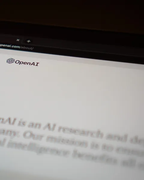 Pantalla de ordenador con la página principal de OpenAI.