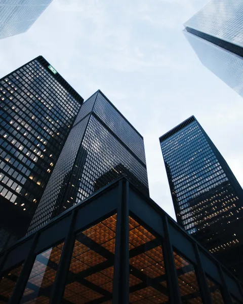 Conjunto de edificios en zona financiera.