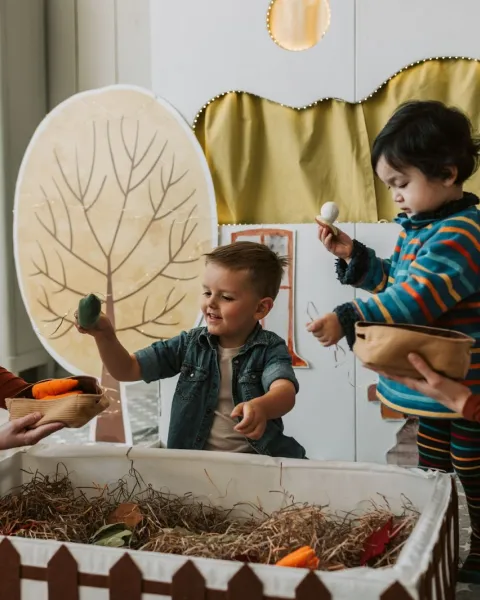 Maestra con niños.