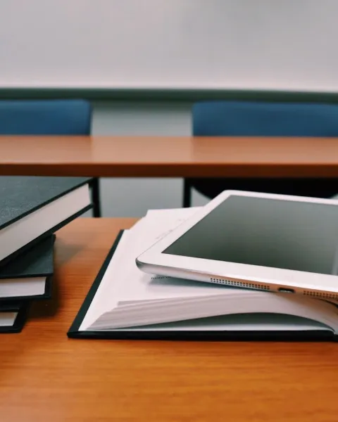 Mesa con libros y un iPad.