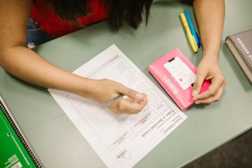 Persona escribiendo en un cuaderno