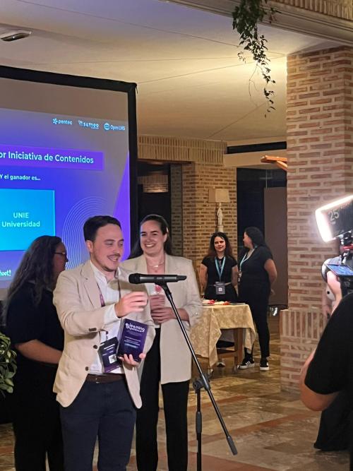 recibiendopremioElearning