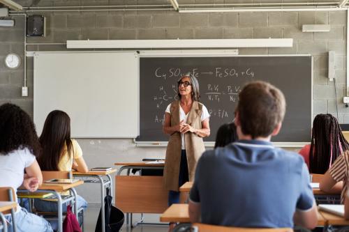 Profesora dando clase a estudiantes