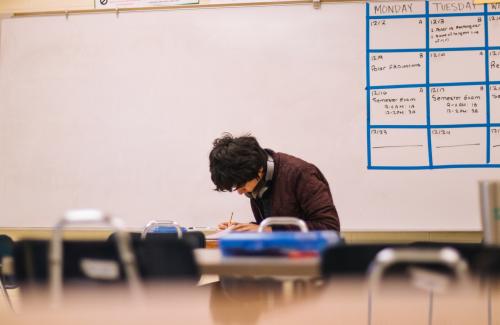 Persona estudiando en un aula.