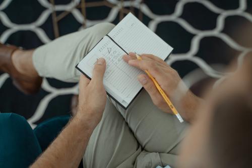 Persona tomando notas en un cuaderno.