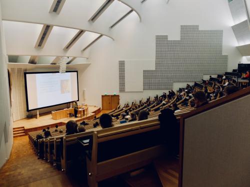 Aula magna repleta de alumnos.