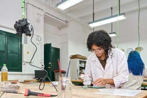 Científica en laboratorio