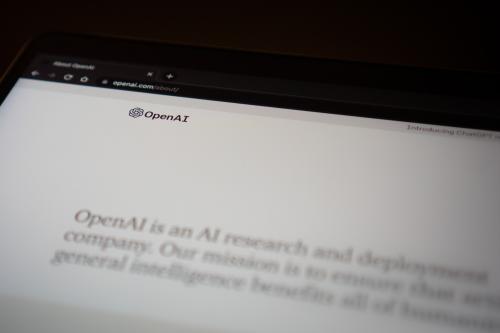 Pantalla de ordenador con la página principal de OpenAI.