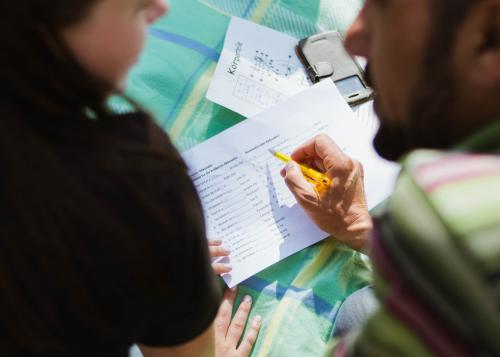 Profesor explicando materia a una alumna.