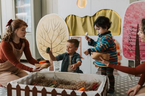 Maestra con niños.