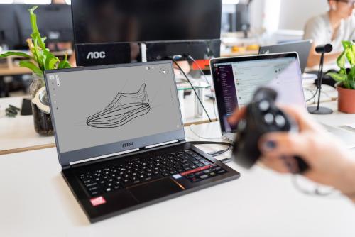 Persona diseñando un prototipo en un ordenador.