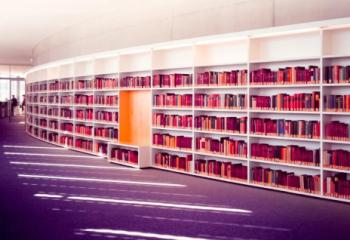 Espacio de las estanterías una biblioteca