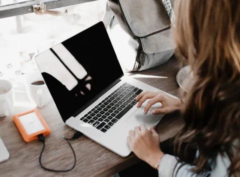 alumna_online_estudiando