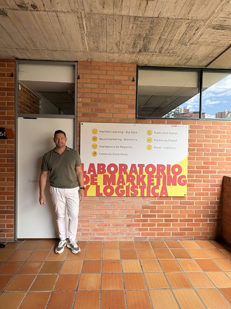 David Alameda en el Laboratorio de Marketing de la UNAB David Alameda en el Laboratorio de Marketing de la UNAB