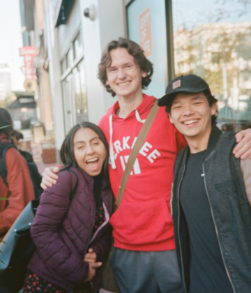 Alumos de UNIE que estudian en el extranjero posan sonrientes para una foto con amigos estudiantes de otros países.