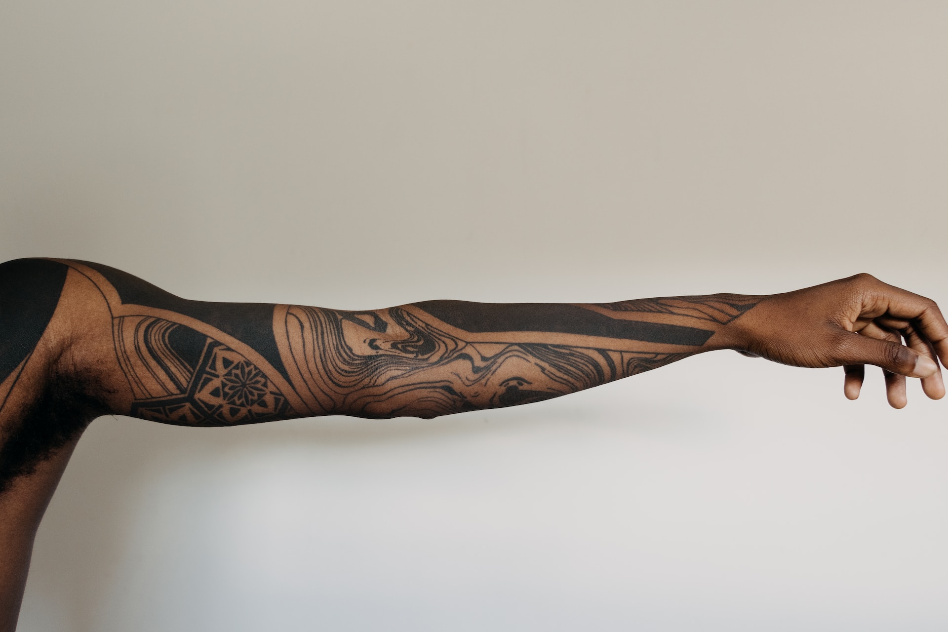 Brazo tatuado.