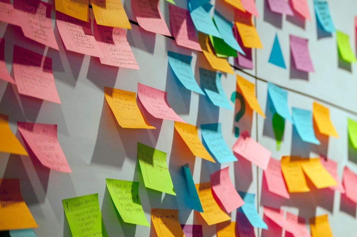 Pizarra con post its de colores