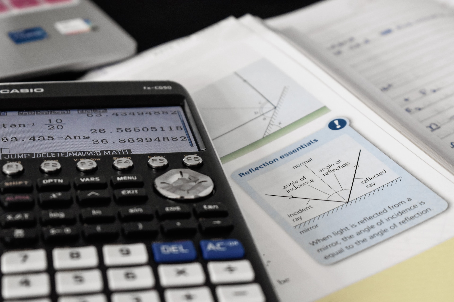 Calculadora con un libro.