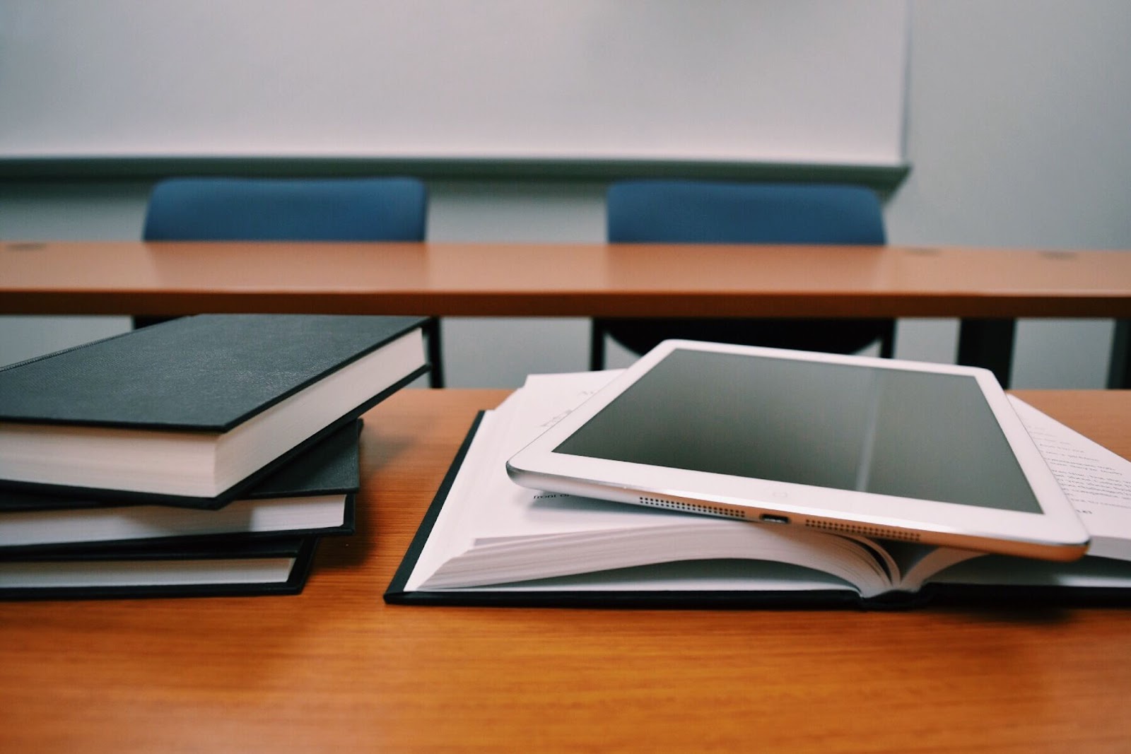 Mesa con libros y un iPad.