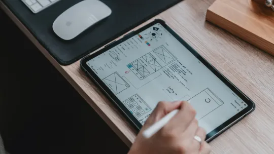 Persona diseñando en una tableta gráfica.