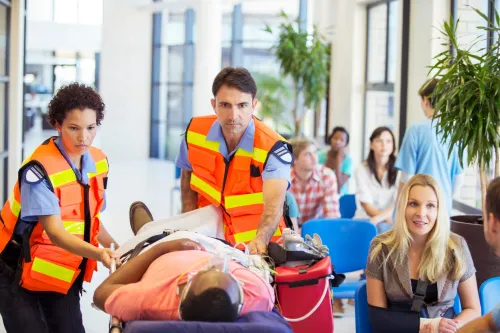 Técnicos sanitarios transportando un enfermo en una camilla