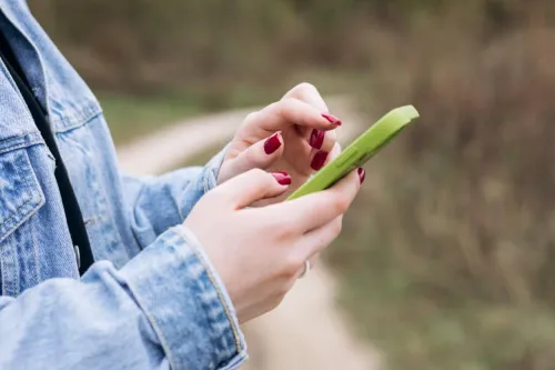Manos de mujer utilizando un móvil